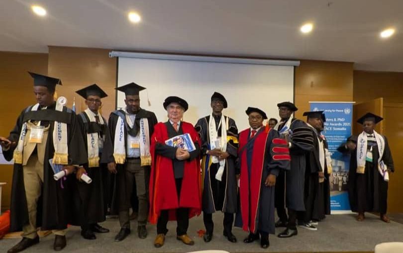 Le Contrôleur général de Police Modou DIAGNE a reçu des mains du recteur de l’Université des Nations Unies pour la Paix (UPEACE), le Professeur Francisco Rojas Aravena, son diplôme de Doctorat en Paix, Gouvernance et Développement.